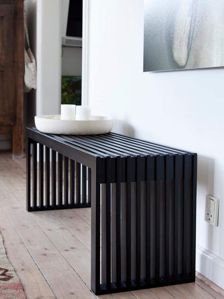 Recibidor Reine de Hanabi Living con superficie de madera, espacio para llaves y accesorios, diseño moderno y funcional.