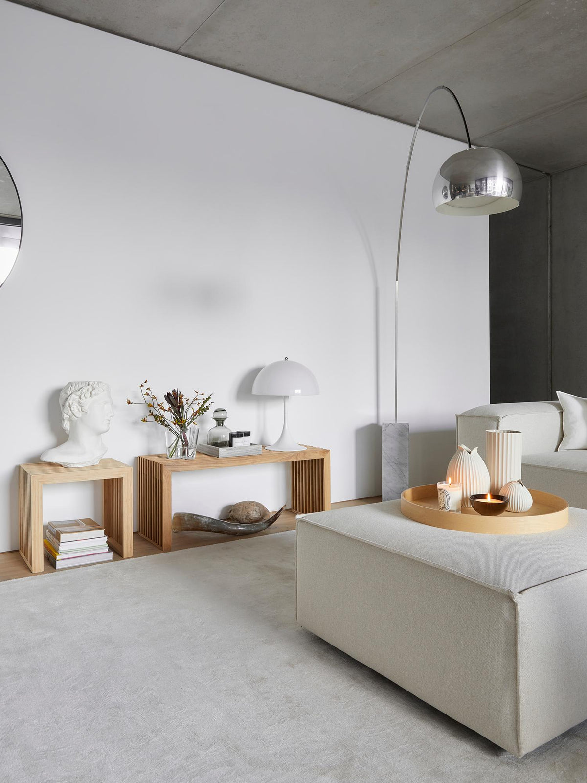 Recibidor Hanabi Living Reine en madera con espacio para llaves y objetos, diseño moderno y funcional para entrada.