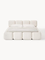 Cama Bumble de Hanabi Living con estructura moderna y superficie acolchada para un descanso cómodo y elegante en el dormitorio.