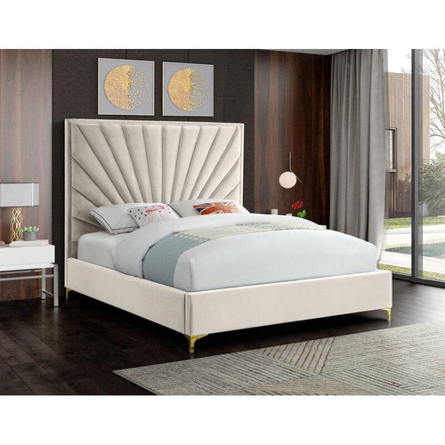 Cama Manila de Hanabi Living con estructura moderna y cabecera acolchada en habitación elegante y luminosa.