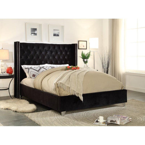 Cama Kurasu de Hanabi Living con diseño moderno, estructura de madera y ropa de cama blanca y gris.