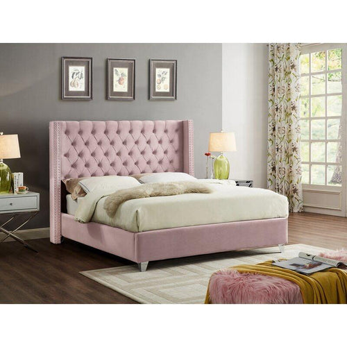 Cama Kurasu de Hanabi Living en dormitorio moderno con sábanas blancas y cabecera de madera, vista en ángulo.