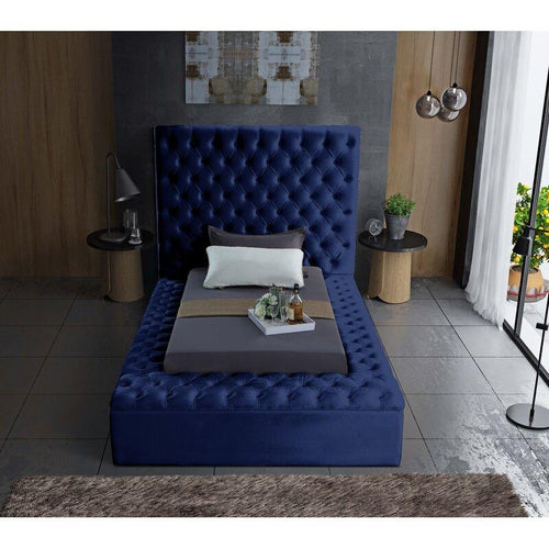 Cama Oki de Hanabi Living con estructura moderna y tapizada en color neutro, vista lateral con detalles de la cabecera y pie de cama.