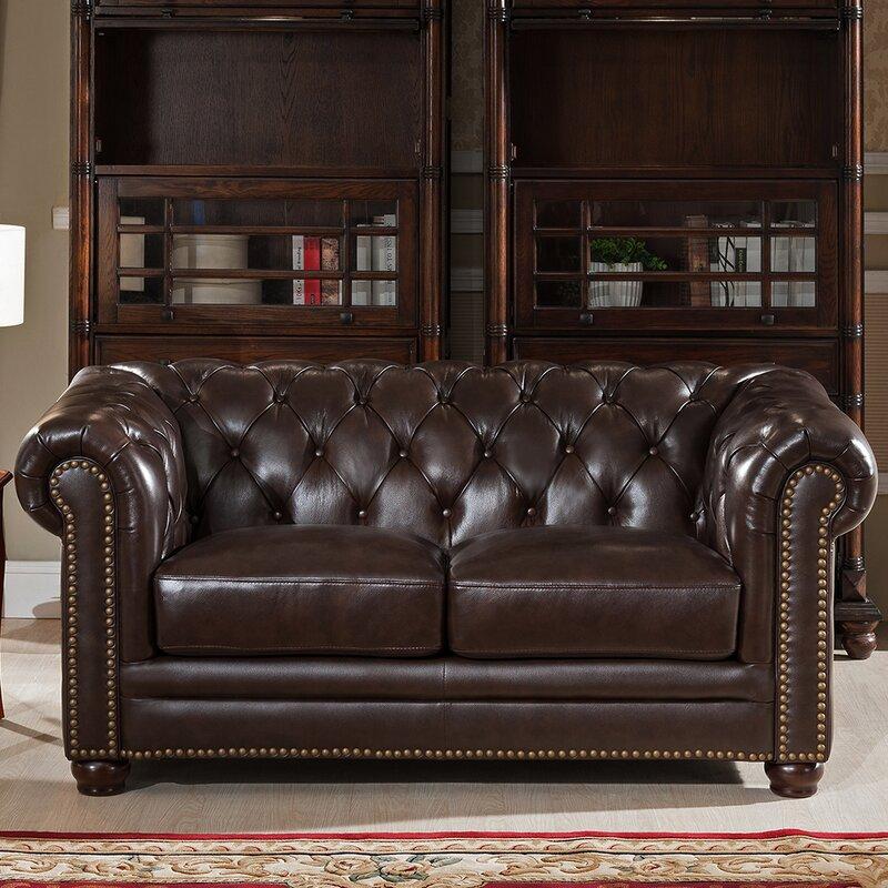 Sofá loveseat chester Britanic de cuero de Hanabi Living, diseño clásico y elegante con cojines acolchados.