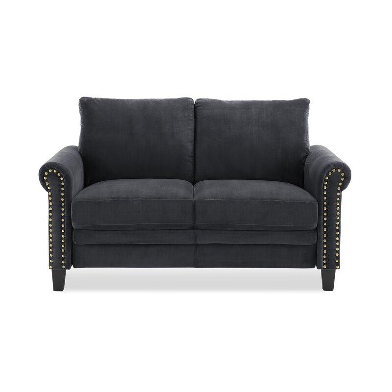 Sofá loveseat Fuka de Hanabi Living en tela gris, con cojines acolchados y estructura moderna en un ambiente de sala.