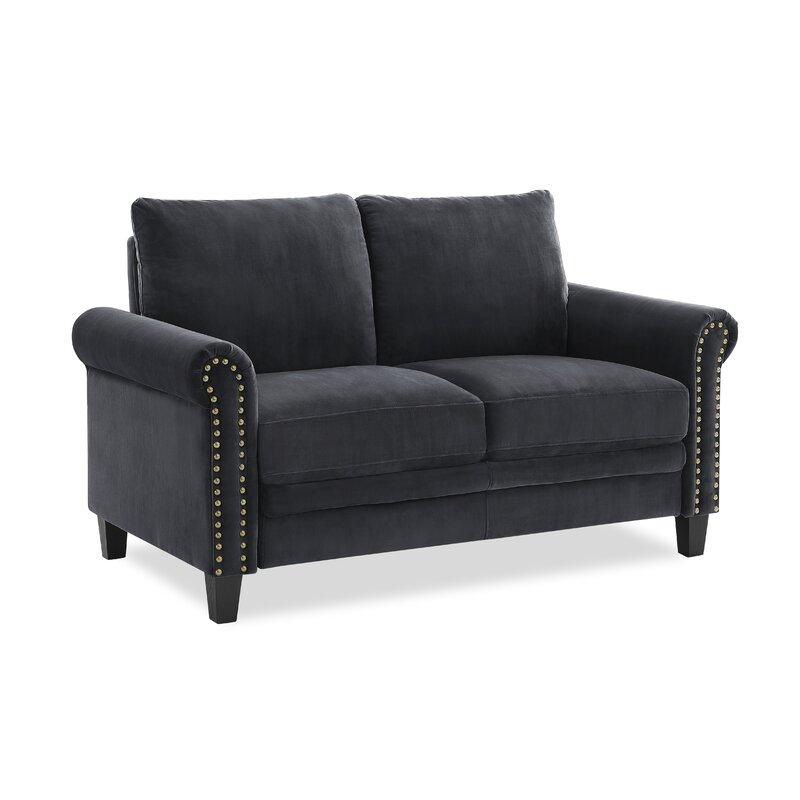 Sofá loveseat Fuka de Hanabi Living con cojines gris oscuro y estructura moderna en una sala elegante.