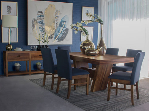 Comedor Hanabi Living con mesa y sillas modernas en madera y metal, ideal para espacios de comedor elegantes y funcionales.