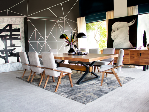 Comedor Tetsu de Hanabi Living con mesa y sillas de diseño moderno en madera clara y estructura metálica.