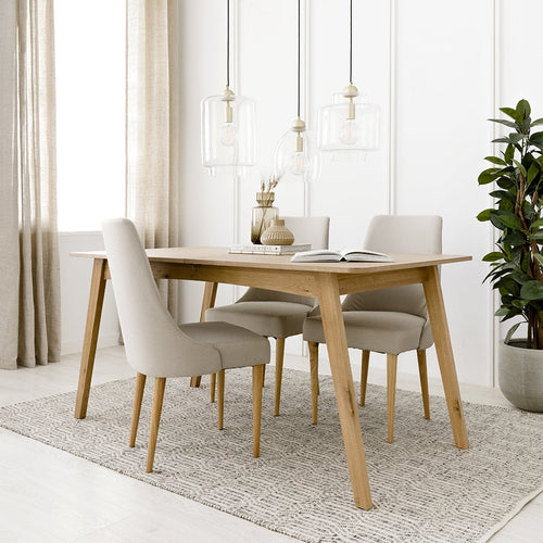 Comedor Sasuke de Hanabi Living con mesa y sillas de diseño moderno en madera clara.