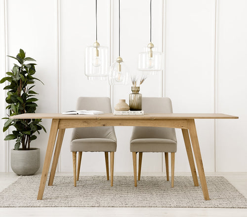 Comedor Sasuke de Hanabi Living con mesa y sillas modernas, diseño elegante y acabado en madera clara para comedor contemporáneo.