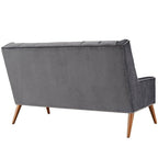 Sofá LoveSeat Miller de Hanabi Living con cojines acolchados y tapizado en tela gris claro, vista lateral y detalles de costuras.