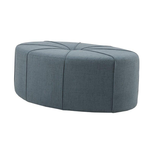 Coctel otomano Hanabi Living en tela color gris, con patas de madera, en un ambiente moderno y acogedor.