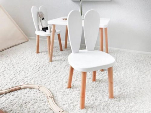 Mesa de comedor infantil RIRY de Hanabi Living con sillas a juego, diseñada para niños, en un entorno moderno y colorido.