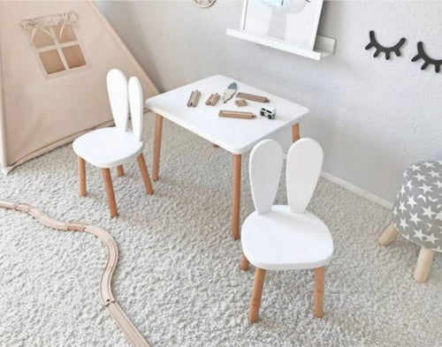 Mesa y sillas de comedor infantil RIRY de Hanabi Living, en madera clara, diseñada para niños con espacio para comer y jugar.