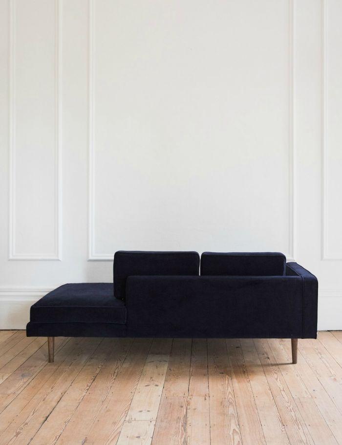 Sofá Loveseat Nordic de terciopelo en color gris oscuro, con diseño moderno y cómoda chaise longue de la marca Hanabi Living.