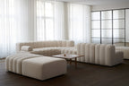 Sofá esquina Megumi de Hanabi Living en un ambiente moderno, con cojines y diseño elegante en un espacio de sala de estar.
