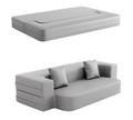 Sofá cama Hina de Hanabi Living en color gris, con cojines decorativos, en una sala moderna y luminosa.